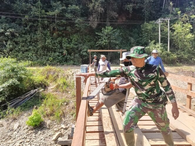 
					Pembangunan Jembatan Terus Dikebut, Satgas TMMD ke-126 Masuki Tahap Pembuatan Pagar Kiri Kanan di Desa Tonggauna