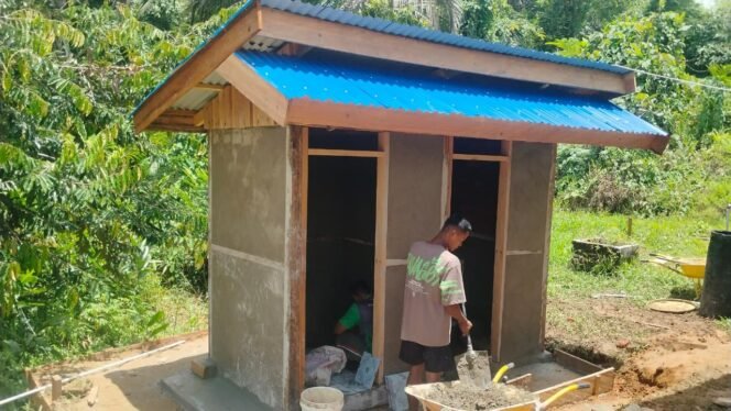 
					Gotong Royong Satgas TMMD 126 dan Warga, Fasilitas MCK Siap Rampung