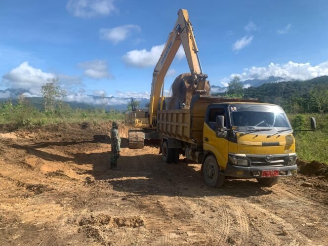 
					Satgas TMMD 126 Kejar Target, Penimbunan Jalan di Desa Tanggauna Hampir Rampung