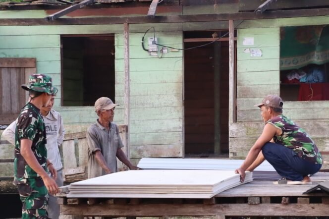 
					Satgas TMMD ke-126 Kodim 1013/MTW dan Warga Desa Jamut Bahu Membahu Angkut Material ke Lokasi RTLH