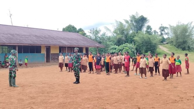 
					Satgas TMMD 126 Tanamkan Disiplin dan Cinta Tanah Air Lewat Latihan PBB di Sekolah Perbatasan