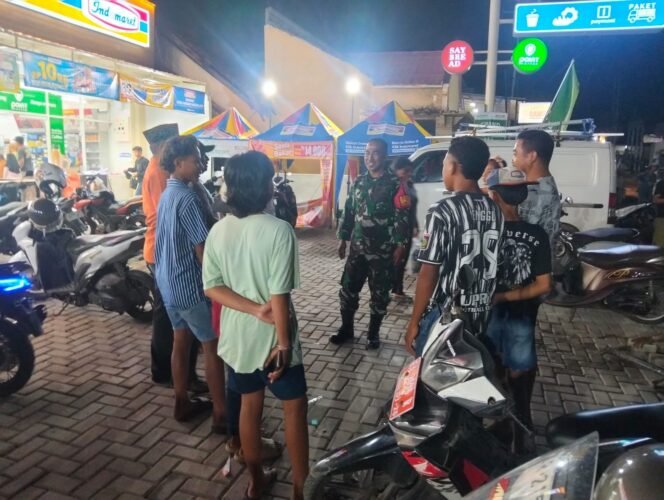 
Babinsa Monta Baru Bersama Karang Taruna Gelar Patroli Malam, Cegah Aksi Kenakalan Remaja di Wilayah Binaan