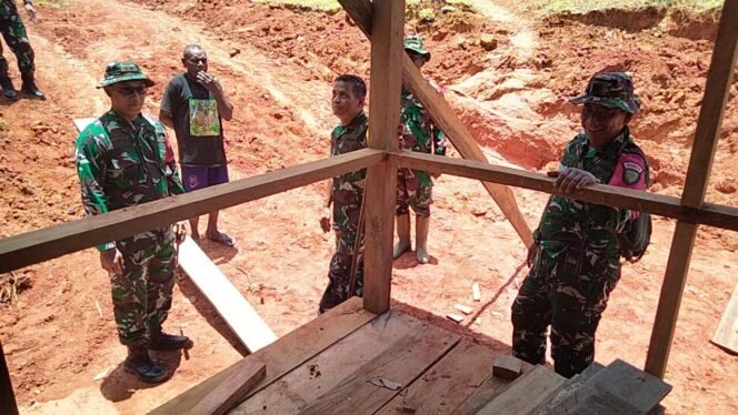 
					Tingkatkan Kesejahteraan di Perbatasan, Tim Wasev Mabesad Tinjau Pembangunan RTLH TMMD ke-126 di Waropko