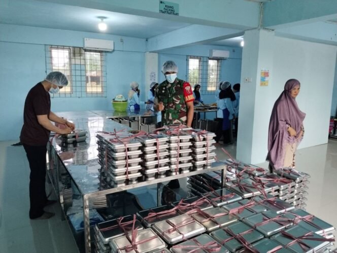 
KODIM 1420/SIDRAP TURUT AMANKAN DAN KAWAL DISTRIBUSI PROGRAM “MAKAN BERGIZI GRATIS” UNTUK 35.828 PENERIMA DI SIDRAP