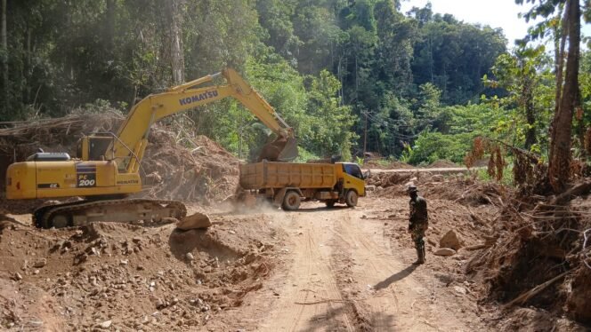 
					Kejar Waktu, Anggota Satgas TMMD 126 Terus Laksanakan Penimbunan Jalan di Desa Uessi