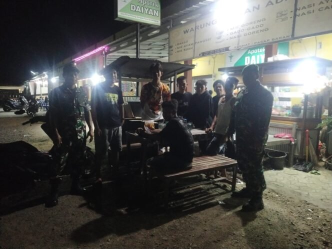 
					Babinsa Koramil 1420-07/Baranti Tingkatkan Keamanan Melalui Patroli Siskamling Bersama Warga