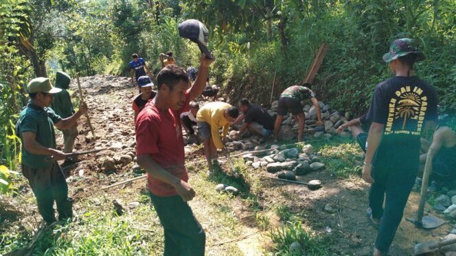 
					Warga Desa Rado Sambut Antusias TMMD 126 Kodim 1612/Manggarai, Jalan Rusak Kini Diperbaiki