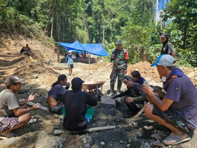 
					Anggota TMMD 126 Tunjukkan Kepedulian dengan Membagikan Air Minum kepada Masyarakat yang Bekerja di Deker ke-5