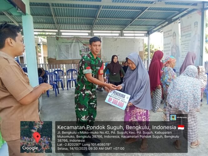 
Hadir di Tengah Masyarakat, Kodim 0428/Mukomuko Hadiri Undangan Pembagian BLT di Desa Pondok Suguh