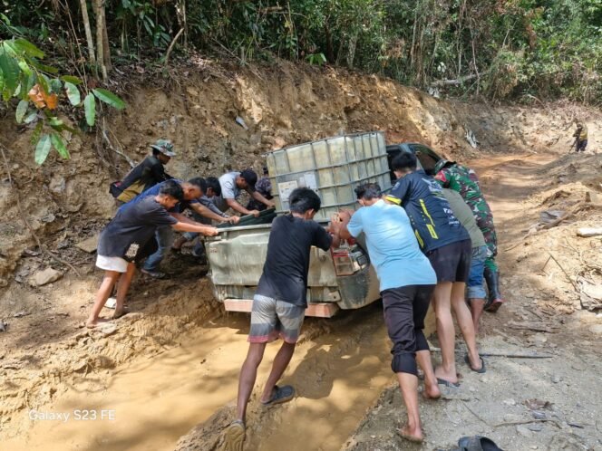 
					Semangat Kebersamaan, TMMD 126 dan Masyarakat Dorong Mobil Terjebak Lumpur Hingga Berhasil Keluar