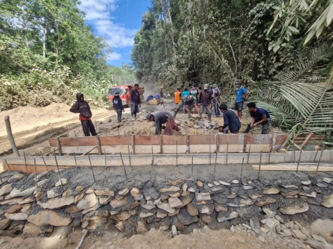 
					Masyarakat Desa Liku Berbondong-Bondong Bantu Satgas TMMD 126 Pengecoran Pondasi Deker ke-7 di Perbatasan Desa Tonggauna dan Alaha