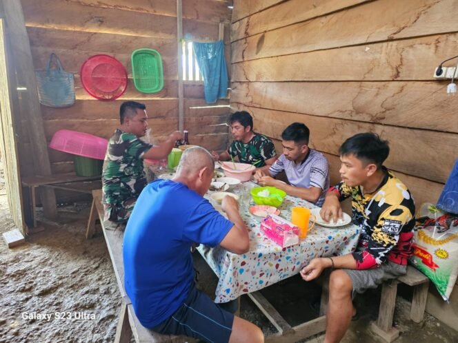 
					Dengan Penuh Keikhlasan, Warga Siapkan Makan Siang Seadanya untuk Anggota Satgas TMMD 126 di Desa Tonggauna