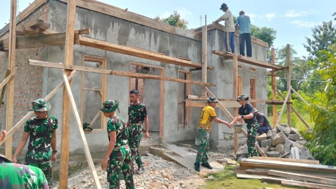 
					Gotong Royong Warnai Pembangunan Rumah Bapak Parnen dalam TMMD ke-126 Kodim 0427/Way Kanan