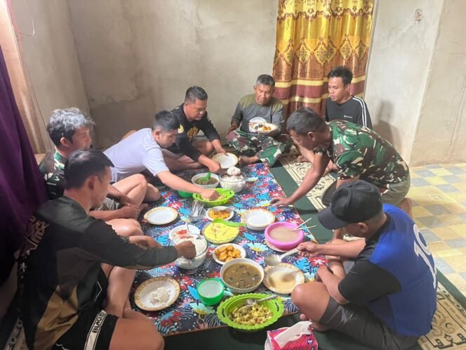 
					Kebersamaan Terjalin Erat, Anggota Satgas TMMD ke-126 Kodim 1412/Kolaka Makan Bersama Warga di Desa Tonggauna