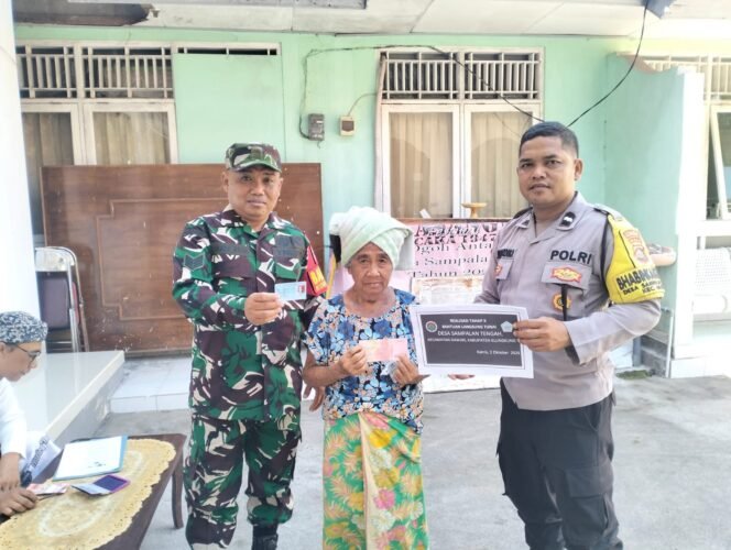 
TNI Ada Untuk Rakyat, Babinsa Sampalan Tengah Dampingi 10 Warga Terima BLT DD