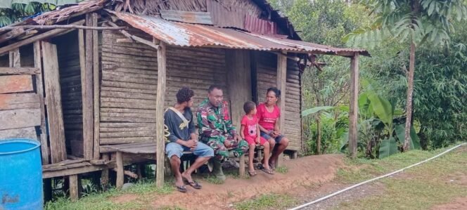 
					Tingkatkan Kemanunggalan, Dan SSK TMMD ke-126 Waropko Laksanakan Komunikasi Sosial Bersama Warga