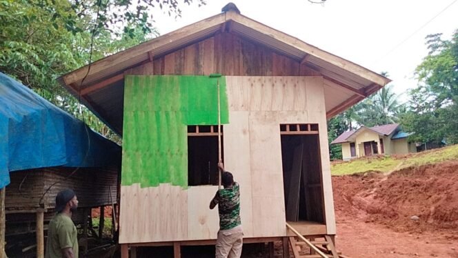 
					Sentuhan Akhir Penuh Warna, Satgas TMMD ke-126 Cat RTLH dengan Hijau Cerah