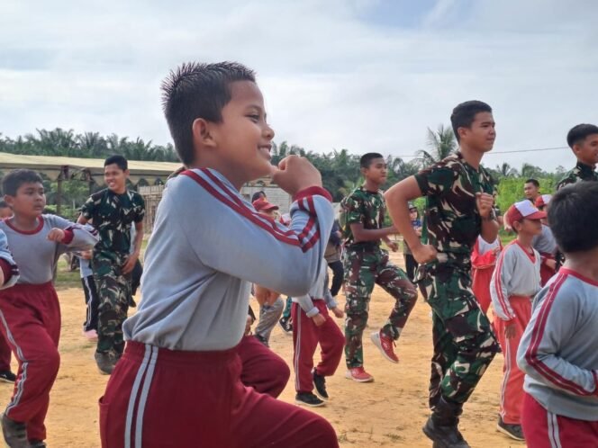 
					TMMD ke-126 Kodim 1013/MTW Bangun Kebersamaan dan Semangat Positif Lewat Senam Ceria di SDN 1 Jamut