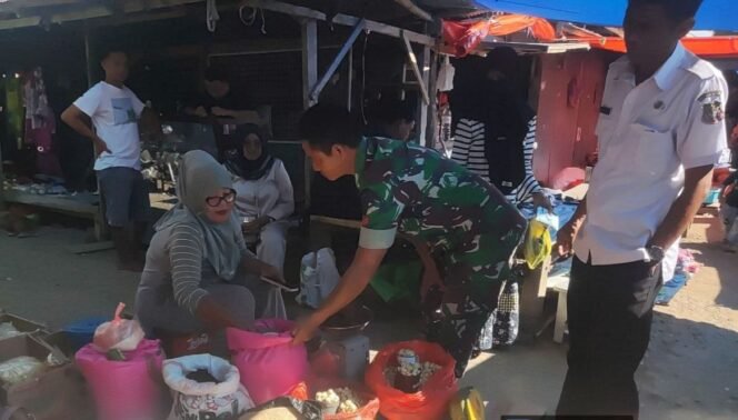 
					Babinsa Koramil 1420-01/Panca Lautang Pantau Ketersediaan dan Harga Bahan Pokok serta Jaga Keamanan Pasar Sentral Bilokka