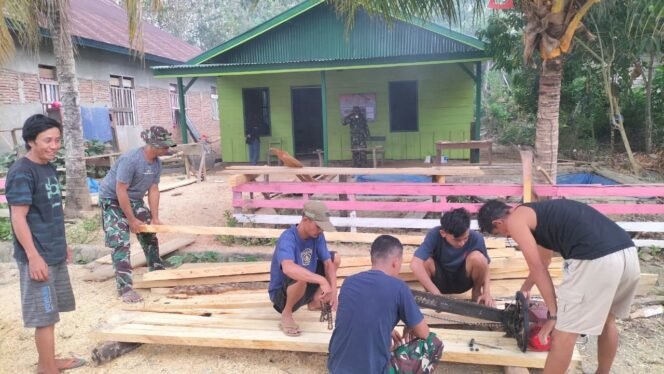 
					Anggota Satgas dan Warga Gotong Royong Potong Kayu untuk Sasaran RTLH di Desa Uessi