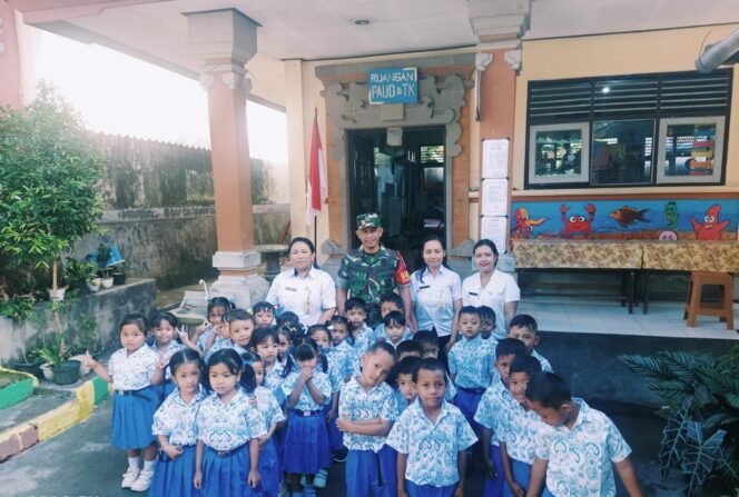 
TNI Peduli Pendidikan, Babinsa Tojan Hadir Ditengah Murid TK Negeri Tojan Gelorakan Semangat Belajar
