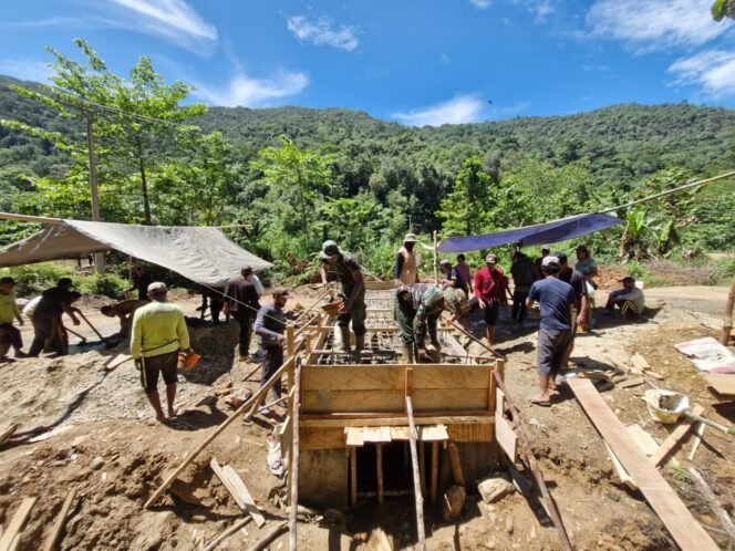 
					Satgas TMMD 126 dan Warga Desa Purau Bahu Membahu Tuntaskan Deker ke-9, Wujud Nyata Kemanunggalan TNI-Rakyat