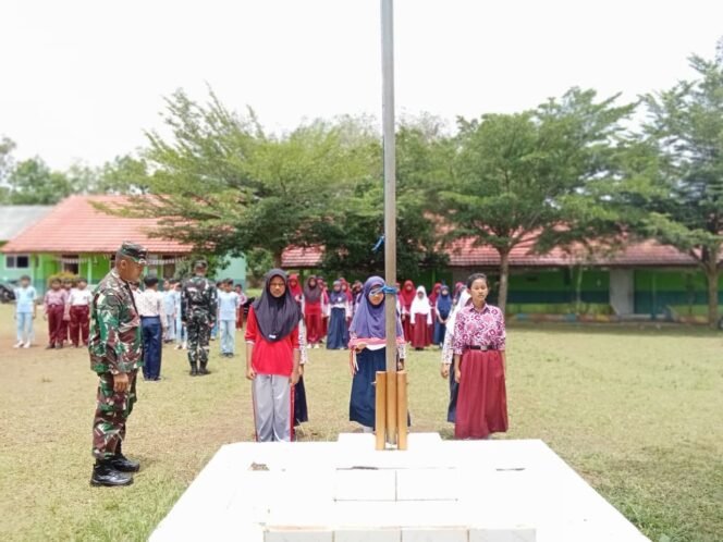 
					Satgas TMMD 126 Kodim 0427/Way Kanan Latih Siswa SDN 1 Sriwijaya Tata Cara Upacara Bendera, Bentuk Karakter Disiplin Sejak Dini