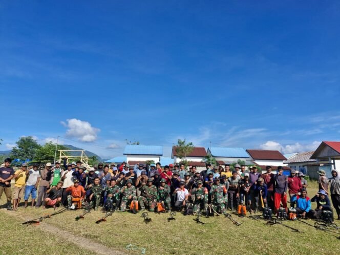
					Satgas TMMD 126 dan Warga Kompak Gotong Royong Bersihkan Lapangan Sepak Bola di Desa Tonggauna