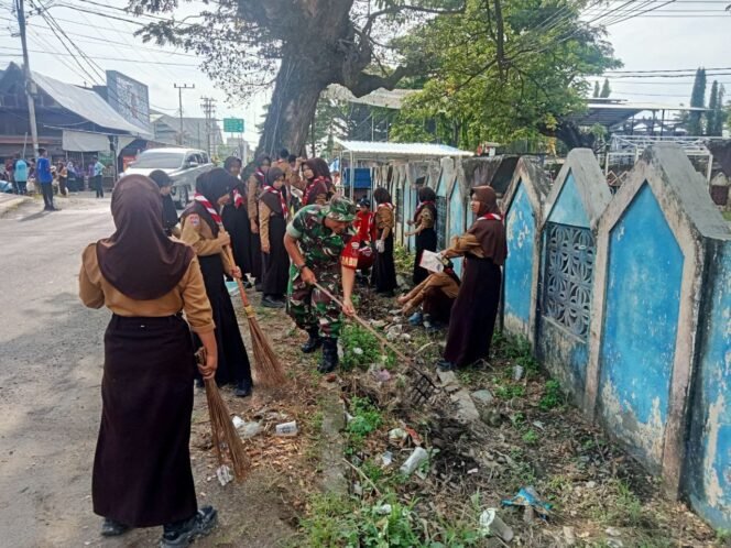 
					Babinsa Rappang Bersama Pemerintah Kelurahan dan SMPN 1 Rappang Gelar Karya Bakti Bersihkan Drainase