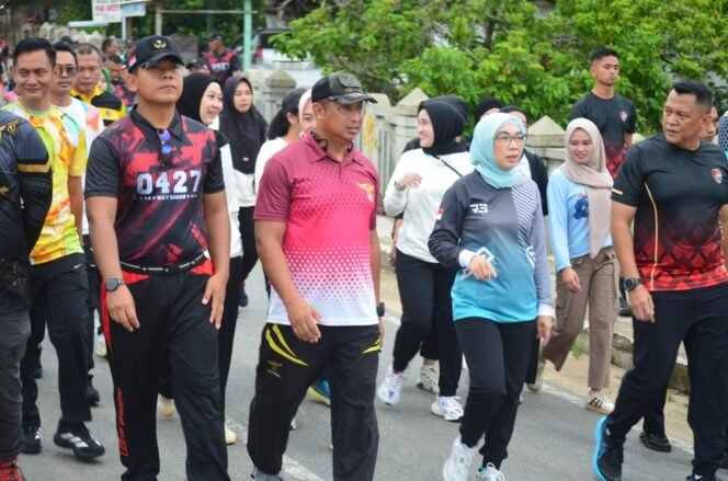 
					Semarak Jalan Sehat HUT TNI ke-80 Kodim 0427/Way Kanan, Bupati Ayu Asalasiyah Lepas Peserta di Makodim