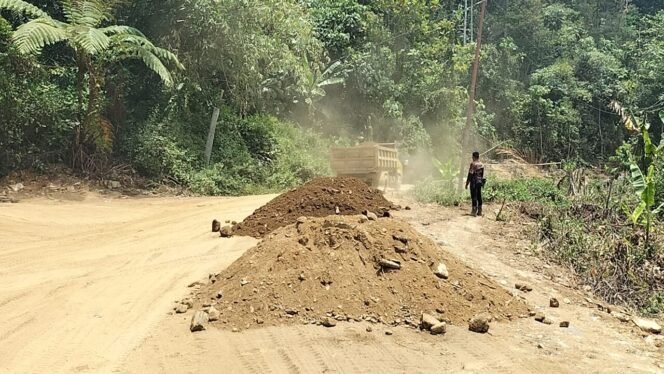 
					Proses Penimbunan Jalan Menggunakan Sirtu di Desa Tongauna
