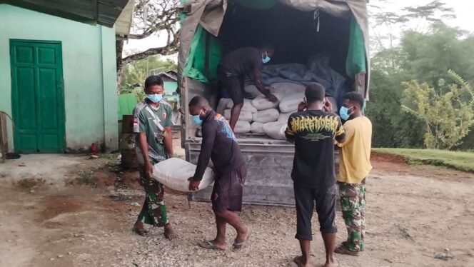 
					Warga Waropko Antusias Bantu Satgas TMMD 126 Turunkan Material Pembangunan