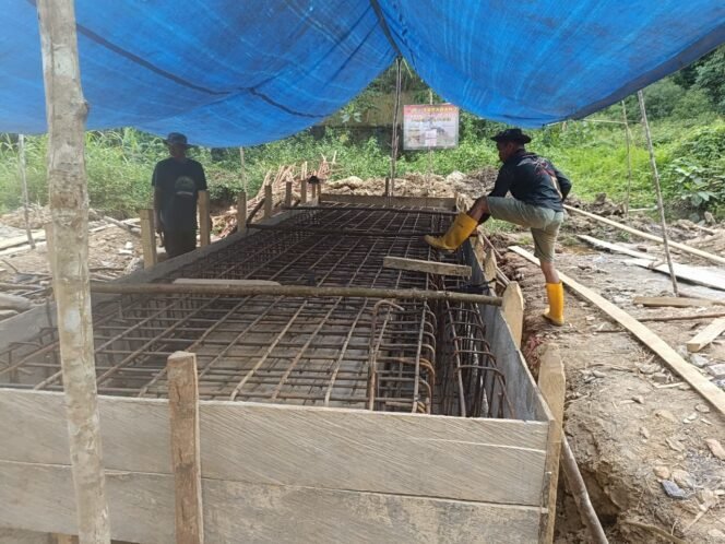 
					Anggota TMMD 126 Fokus pada Tahap Pembesian Deker ke-6, Persiapan Pengecoran Semakin Matang