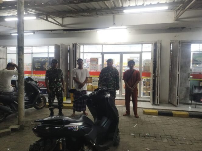 
					Babinsa Koramil 1420-07/Baranti Tingkatkan Keamanan Melalui Patroli Siskamling Bersama Warga