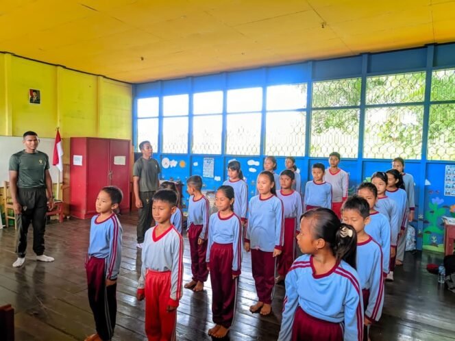 
					Satgas TMMD 126 Kodim 1013/Mtw Latih Siswa SDN 1 Jamut Baris-Berbaris, Tanamkan Disiplin Sejak Dini