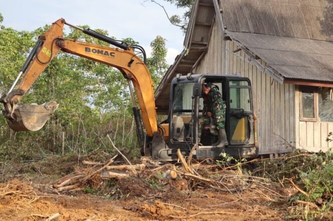 
Gotong Royong Satgas TMMD Ke- 126 Kodim 1013/Mtw Operasikan Ekskavator Demi Percepatan Pembukaan Lokasi Pembangunan Gereja GKI di Desa Jamut