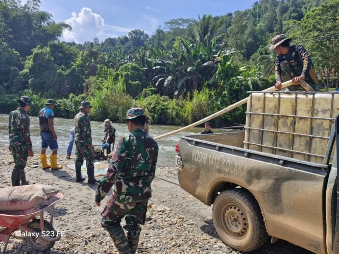 
					Anggota TMMD 126 Gunakan Mobil untuk Ambil Air Sungai Demi Kelancaran Pengecoran Deker