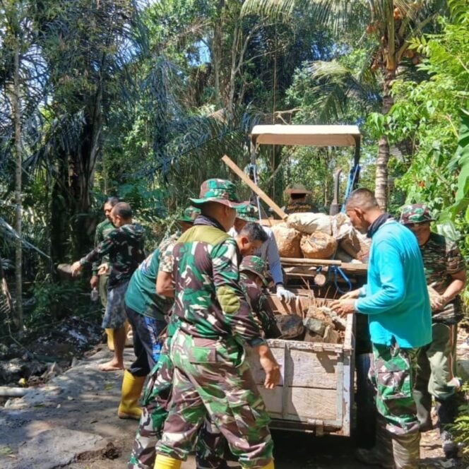 
					Gotong Royong Warga dan Satgas TMMD di Lombok Barat, Gunakan Traktor Modifikasi Angkut Material Talut