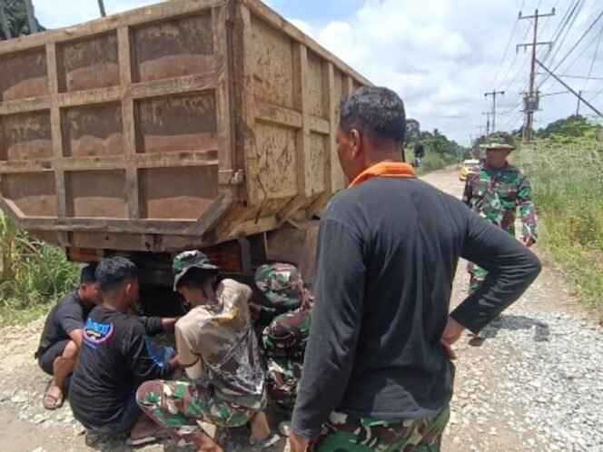 
					Satgas TMMD ke-126 Kodim 1207/Pontianak Sigap Bantu Evakuasi Truk Material yang Amblas di Lokasi Pekerjaan