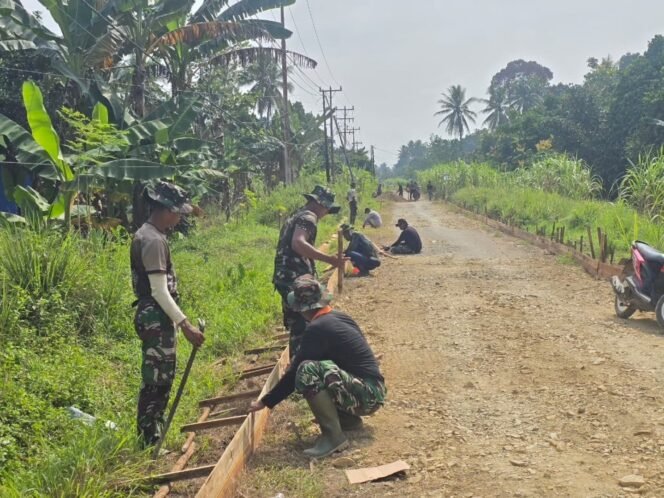 
					Gotong Royong di Hari ke-5 TMMD Kodim 1207/Pontianak, Wujud Nyata TNI Bangun Akses Jalan untuk Warga