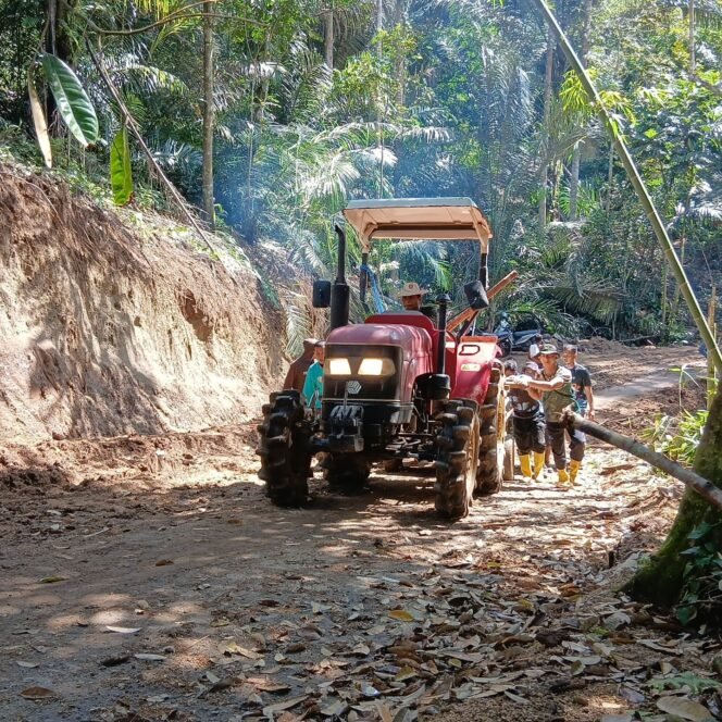 
Warga dan Satgas TMMD di Lombok Barat Gunakan Traktor Modifikasi Angkut Material Talut 400 Meter
