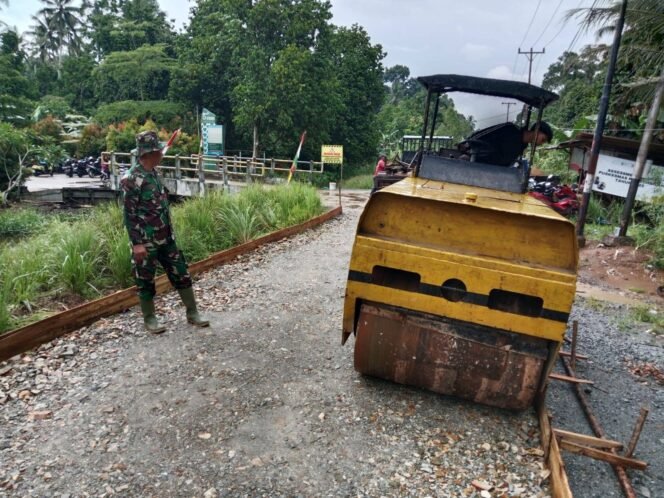 
					Satgas TMMD ke-126 Kodim 1207/Pontianak Masuki Tahap Pemadatan Jalan di Desa PAL IX