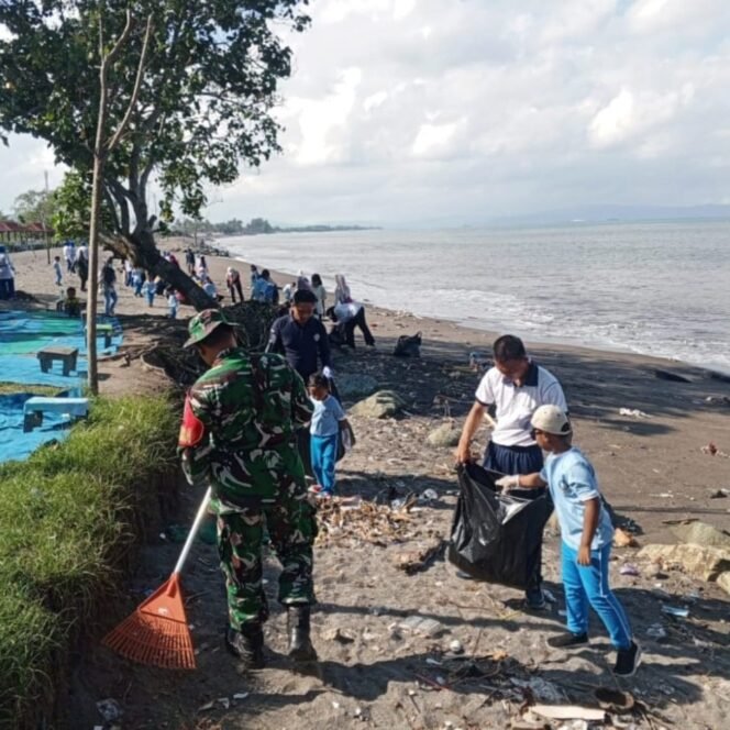 
TNI dan Pemkot Mataram Bersinergi Gelar Gotong Royong Bersihkan Pantai Loang Baloq