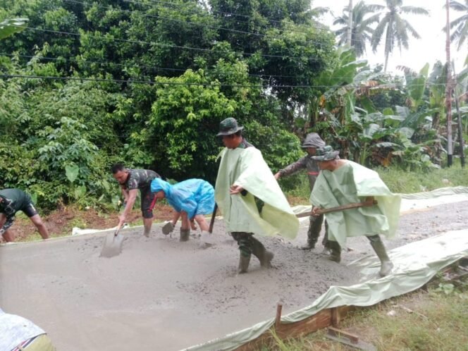
					Hujan Deras Tak Padamkan Semangat Satgas TMMD ke-126 Kodim 1207/Pontianak Lanjutkan Pengecoran Jalan di Desa PAL IX