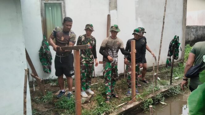 
					Satgas TMMD Ke-126 Kodim 1207/Pontianak Pasang Rangka Tandon Air di Masjid Nahdlatul Ulum