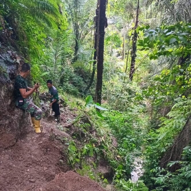 
					Satgas TMMD ke-126 Kodim 1606/Mataram Bangun Instalasi Pompa Hydram di Lereng Bukit Desa Dasan Geria