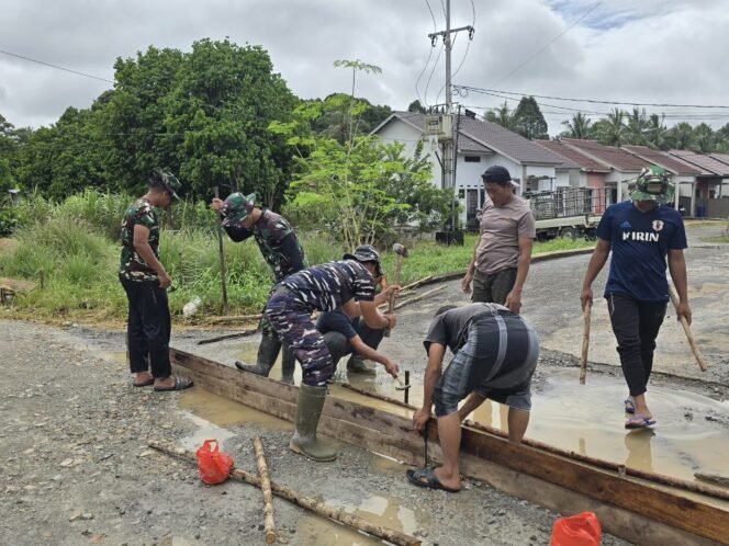 
					Satgas TMMD 126 Kodim 1207/Pontianak dan Warga Bergotong Royong Pasang Papan Mal di Desa PAL IX