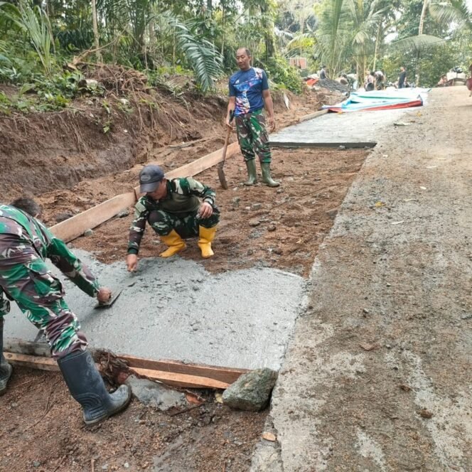 
					Gotong Royong Satgas TMMD 126 Kodim 1606/Mataram dan Warga Mulai Pekerjaan Rabat Jalan di Giri Madia