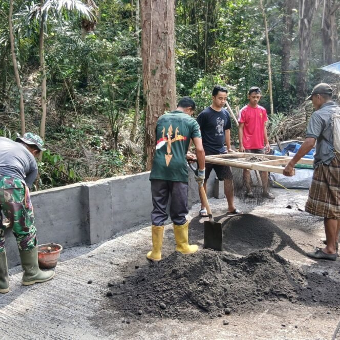 
					Satgas TMMD 126 Kodim 1606/Mataram dan Warga Lingsar Kompak Bangun Sayap Jembatan di Desa Giri Madia
