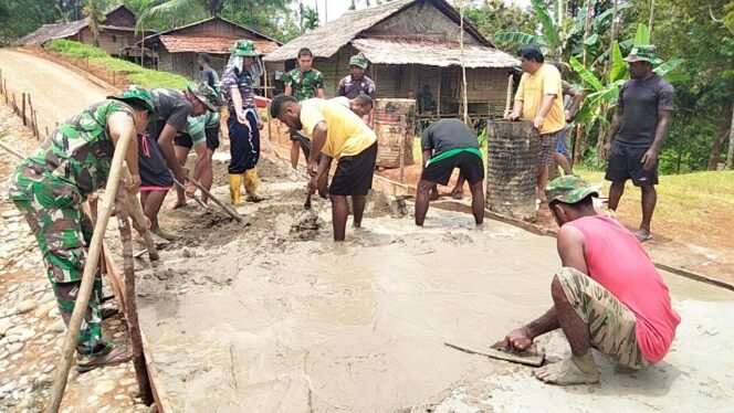 
					Gotong Royong di Tanah Perbatasan, TNI dan Warga Waropko Kompak Cor Jalan Demi Kemajuan Desa